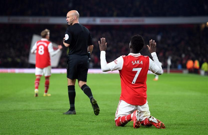 Winger Arsenal Bukayo Saka (kanan) melakukan selebrasi setelah menjebol gawang Manchester United, Senin (23/1/2023).