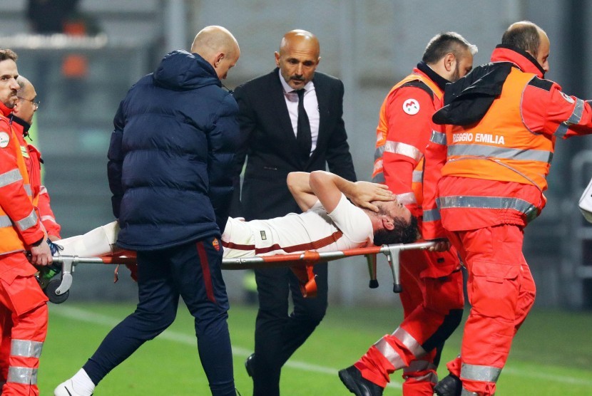 Winger AS Roma, Alessandro Florenzi digotong ke luar lapangan setelah menderita cedera pada laga Serie A lawan Sassuolo di stadion Mapei, 27 Oktober 2016. Florenzi akan kembali menjalani operasi dalam waktu dekat.