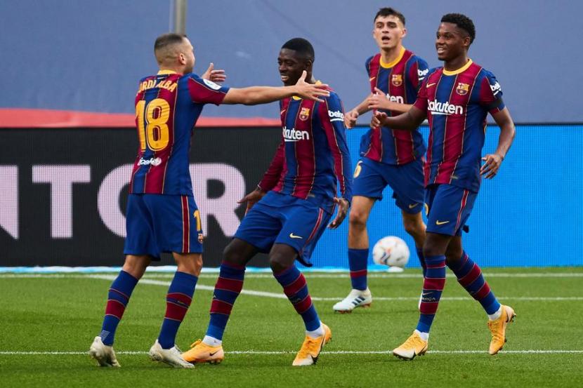 Winger Barcelona Ousmane Dembele (kedua kiri) merayakan golnya ke gawang Real Betis.
