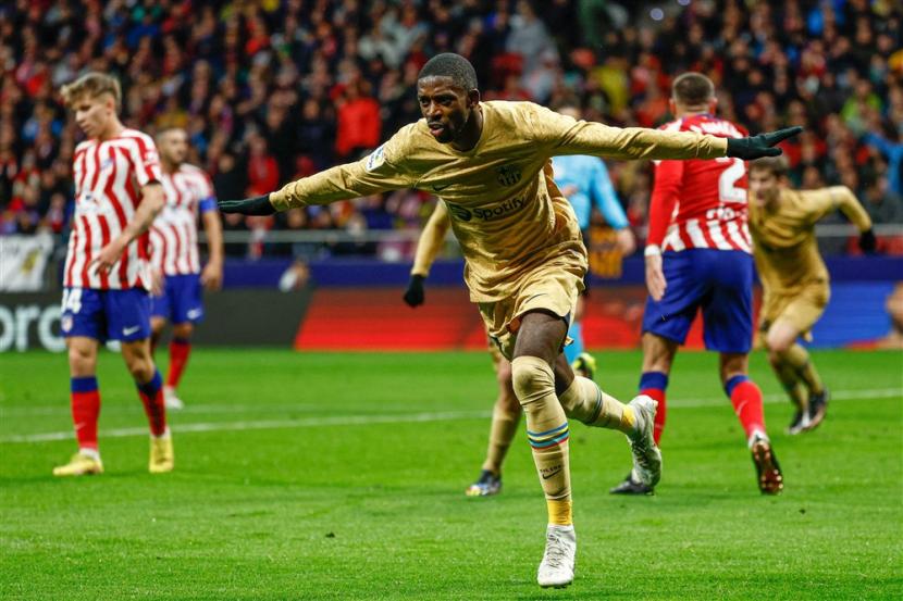 Winger Barcelona Ousmane Dembele merayakan golnya ke gawang Atletico Madrid dalam lanjutan La Liga Spanyol. 
