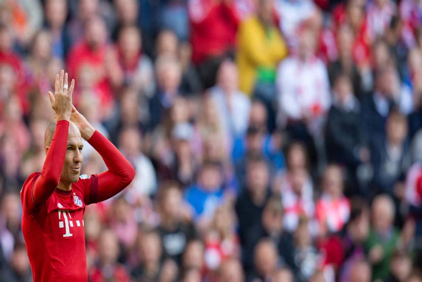 Winger Bayern Muenchen, Arjen Robben, melakukan selebrasi usai menjebol gawang Cologne dalam laga Bundesliga Jerman di Allianz Arena, Muenchen, Jerman, Sabtu (24/10). 