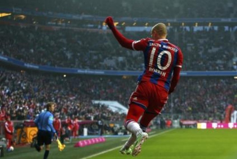 Winger Bayern Muenchen Arjen Robben merayakan golnya ke gawang Hamburg SV.