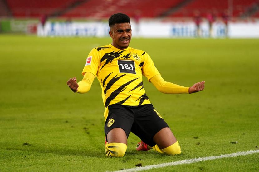 Winger Borussia Dortmund, Ansgar Knauff merayakan gol ke gawang Vfb Stuttagrt pada laga Bundesliga, Sabtu (10/4). Dortmund menang 3-2.