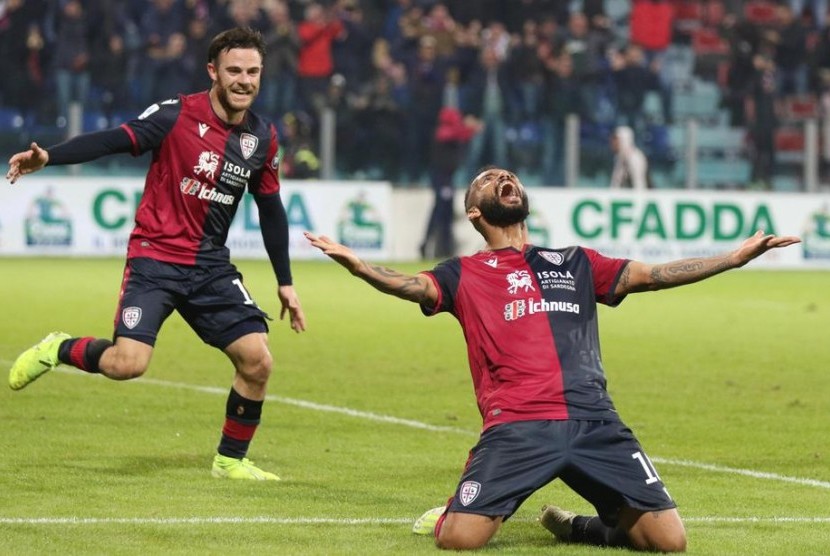 Winger Cagliari Joao Pedro (kanan) merayakan golnya ke gawang Sampdoria. Cagliari mengalahkan Sampdoria 4-3 dan naik ke empat besar klasemen.