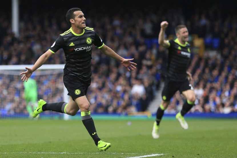 Winger Chelsea Pedro Rodriguez (kiri) merayakan golnya ke gawang Everton. Chelsea menaklukkan Everton 3-0 di Goodison Park, Ahad (30/4).