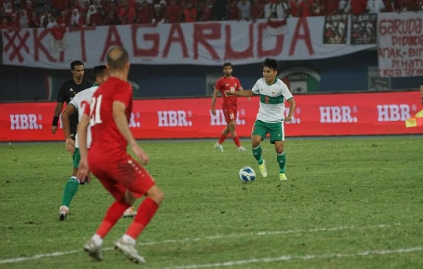 Winger Indonesia Witan Sulaeman membawa bola saat menghadapi Yordania pada laga kedua Grup A Kualifikasi Piala Asia 2023.