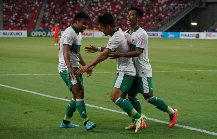 Winger Indonesia Witan Sulaeman (tengah) merayakan golnya ke gawang Singapura pada semifinal pertama Piala AFF 2020.