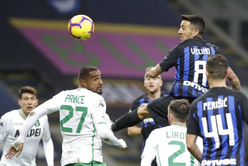 Winger Inter Milan Matias Vecino menanduk bola saat berhadapan dengan Sassuolo.