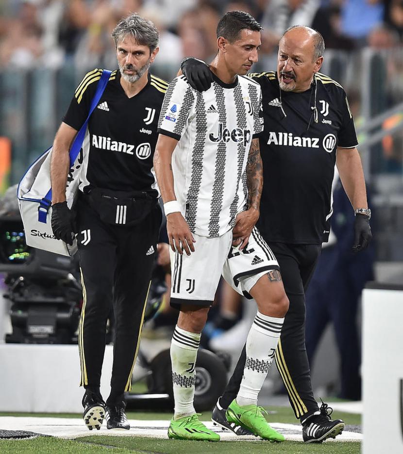 Winger Juventus Angel Di Maria dibopong keluar dari lapangan akibat cedera saat laga kontra Sassuolo, Selasa (16/8/2022).