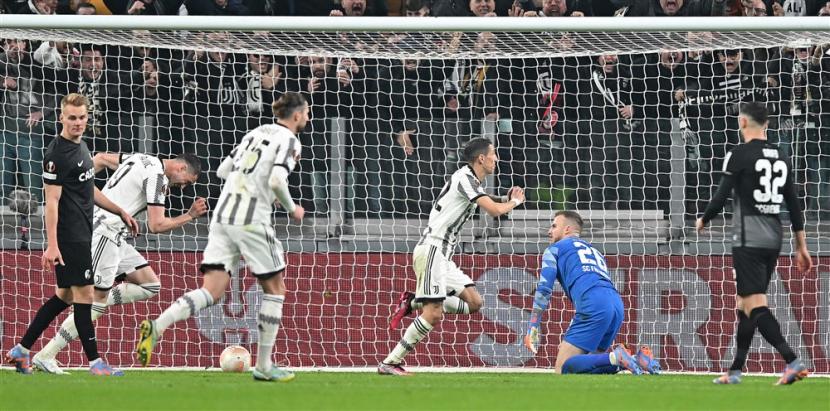 WInger Juventus Angel Di Maria (tengah) merayakan gol ke gawang SC Freiburg dalam pertandingan leg pertama babak 16 besar Liga Europa di Stadion Allianz, Turin, Jumat (10/3/2023) dini hari WIB.