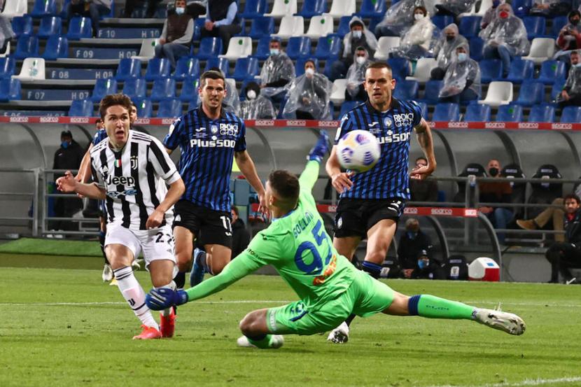 Winger Juventus Federico Chiesa mencetak gol ke gawang Atalanta pada final Coppa Italia.