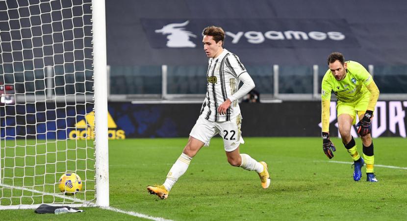 Winger Juventus Federico Chiesa mencetak gol ke gawang SPAL di Copa Italia.