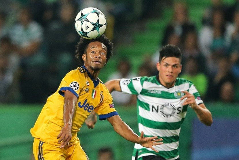 Winger Juventus Juan Cuadrado (kiri) saat berhadapan dengan Sporting, Rabu (1/11) dini hari WIB.