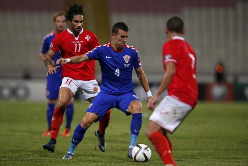 Winger Kroasia Ivan Perisic (tengah) dijaga oleh dua pemain Malta dalam laga kualifikasi Piala Eropa 2016.