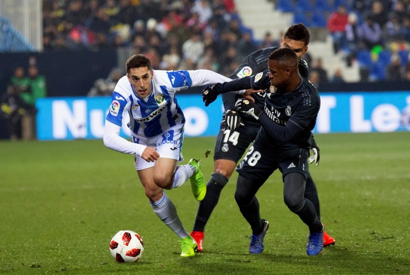 WInger Leganes Sabin Merino berebut bola dengan penyerang Real Madrid Vinicius Junior pada laga C