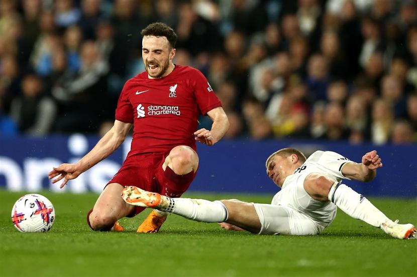 Winger Liverpool Diogo Jota (kiri). Gol larut dari Diogo Jota jadi penentu kemenangan Liverpool atas Tottenham Hotspur dengan skor 4-3 pada pekan ke-34 Liga Primer Inggris di Stadion Anfield, Liverpool, Ahad (30/4/2023). 