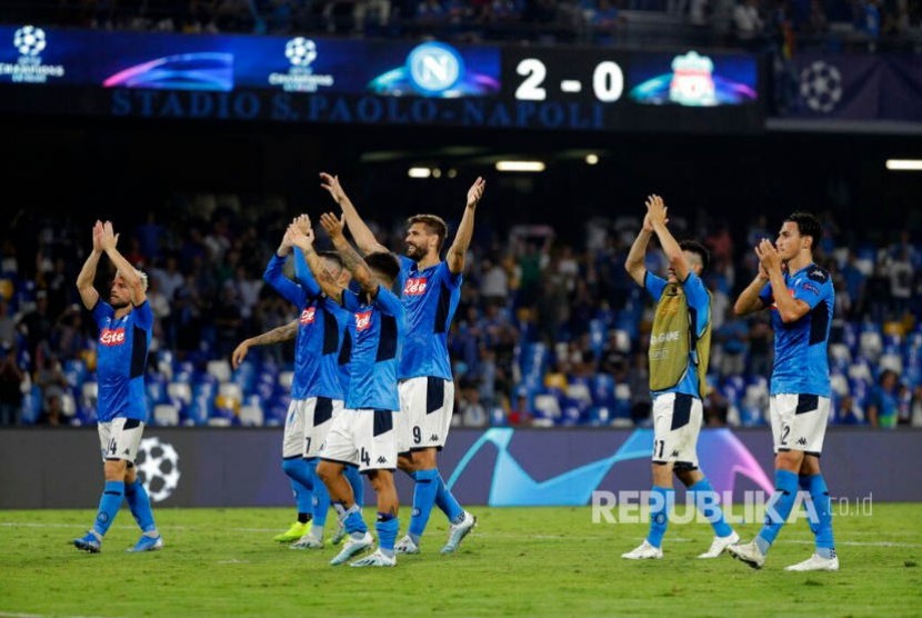 Tim Napoli merayakan kemenangannya atas laga Grup E Liga Champions antara Napoli dan Liverpool, at the Stadion San Paolo, Napoli, Itali, (17/9)