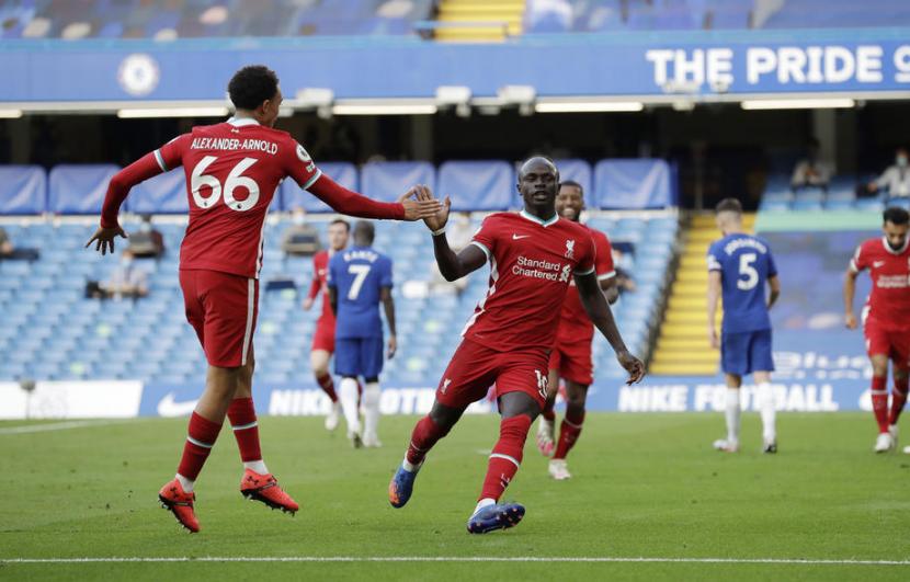 Winger Liverpool Sadio Mane (kanan) merayakan gol yang dicetaknya ke gawang Chelsea.