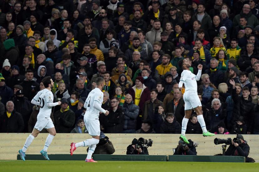 Winger Manchester City Raheem Sterling (kanan) merayakan golnya ke gawang Norwich City di Liga Primer Inggris.