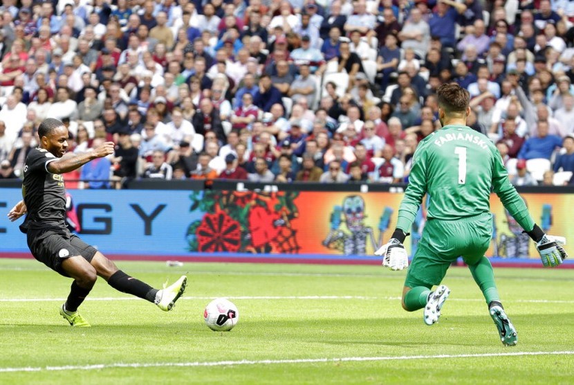 Winger Manchester City Raheem Sterling (kiri) mencetak gol ke gawang West Ham United yang dijaga Lukasz Fabianski.