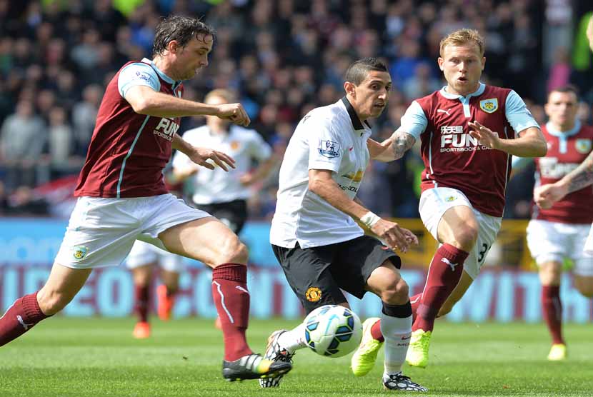 Winger Manchester United, Angel Di Maria (tengah), dikepung pemain Burnley dalam laga Liga Primer Inggris di Turf Moor, Burnley, Sabtu (30/8). 