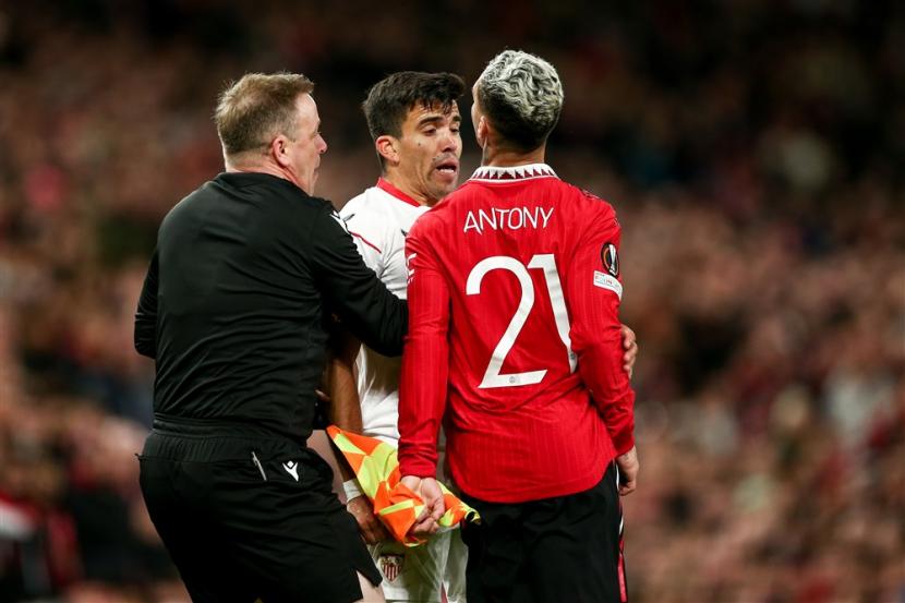 Winger Manchester United (MU) Antony (kanan) terlibat keributan dengan pemain Sevilla, Marcos Acuna dalam pertandingan leg pertama perempat final Liga Europa di Old Trafford pada Jumat (14/4/2023) dini hari WIB. Antony diganjar kartu kuning. 