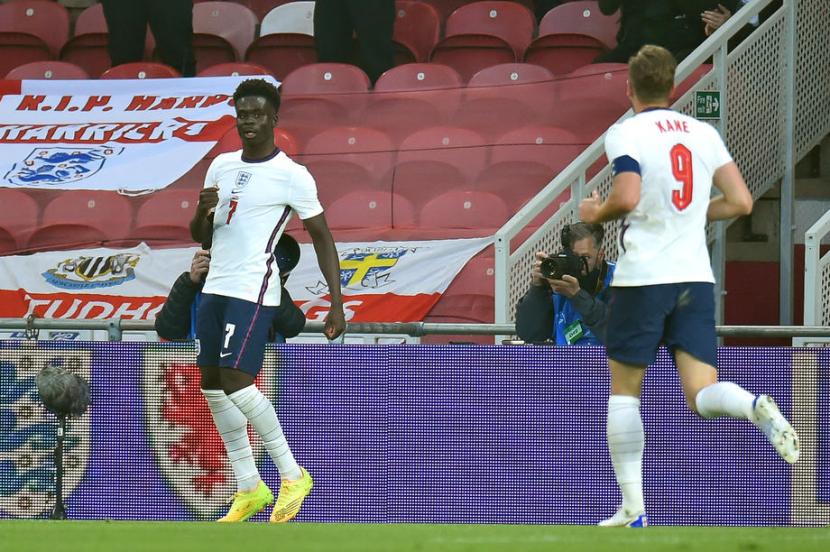 Winger muda Inggris Bukayo Saka (kiri) merayakan golnya ke gawang Austria dalam laga persahabatan pemanasan menuju Euro 2020. 