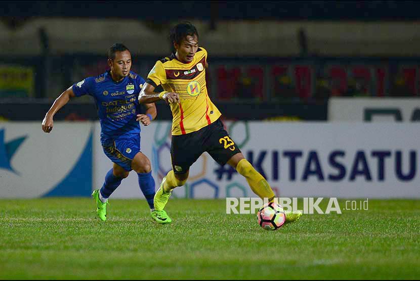 Winger Persib Atep membayangi bek Barito Putra Hansamu Yama pada pertandingan Gojek Traveloka Liga 1 di Stadion Si Jalak Harupat, Soreang, Kabupaten Bandung, Jawa Barat, Senin (9/10).