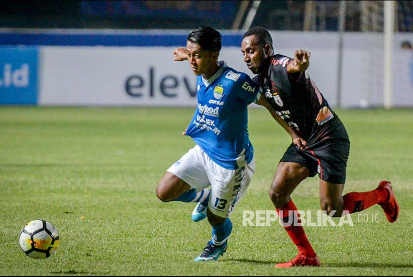 [ilustrasi] Winger Persib Bandung Febri Hariyadi (kiri) berusaha melewati gelandang Persipura Jayapura Atururi saat menjalani laga lanjutan Gojek Liga 1 di Stadion Gelora Bandung Lautan Api (GBLA), Bandung, Jawa Barat, Sabtu (12/5). 