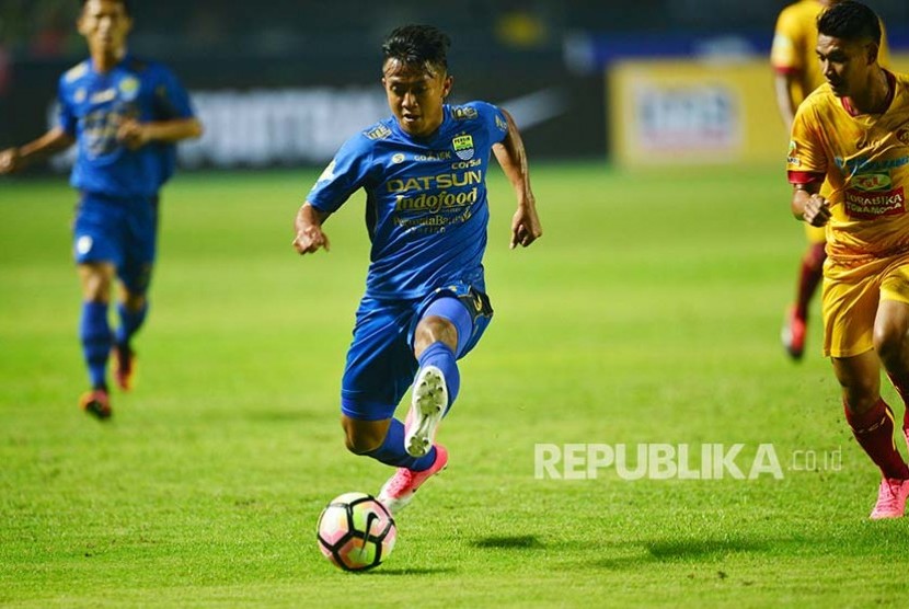 Winger Persib Bandung Febri Hariyadi menggocek bola dalam pertandingan Gojek Traveloka Liga 1 di Stadion GBLA, Bandung, Sabtu (29/4). Pemain muda ini mencetak gol ke-2 kemenangan Persib atas Sriwijaya FC.
