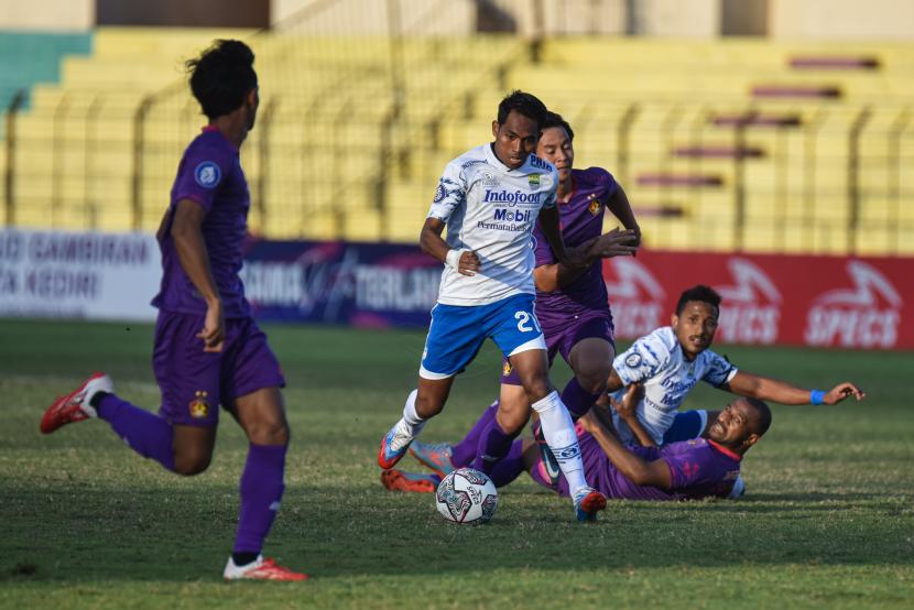 Winger Persib Bandung Frets Butuan menggiring bola saat melawan Persik Kediri dalam lanjutan Liga 1 2021/2022, Ahad (12/12).  Persib unggul 1-0 atas Persik.