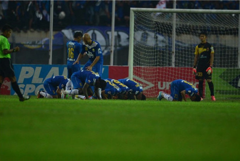 Winger Persib Bandung, Muhammad Ridwan (kanan), memimpin rekan-rekannya melakukan aksi selebrasi 'sujud berjamaah' usai mencetak gol saat melawan Sriwijaya FC pada pertandingan Indonesia Super League (ISL) di Stadion Si Jalak Harupat, Bandung, Sabtu (15/6)