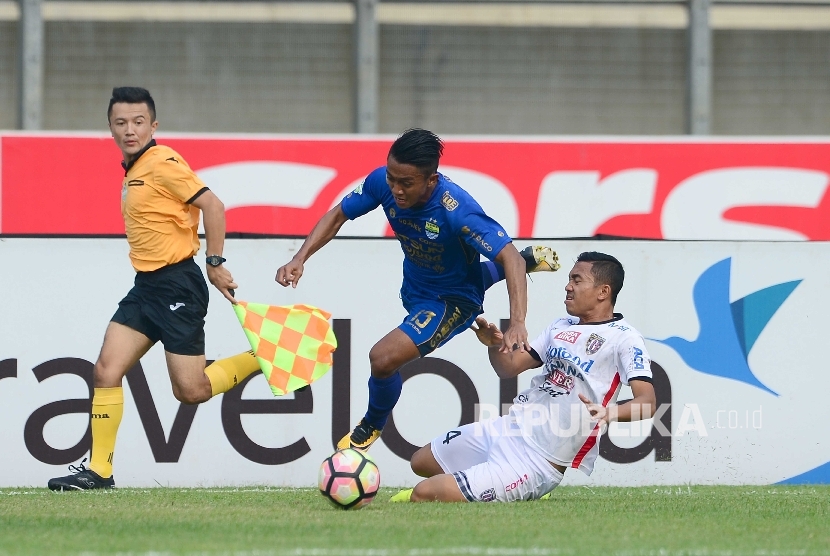 Winger Persib Febri Hariyadi dilanggar Ricky Fajrin pada pertandingan Gojek Traveloka Liga 1 antara Persib Bandung melawan Bali United, Kamis (21/9) di Stadion Si Jalak Harupat, Kab Bandung. Pertandingan tersebut berakhir imbang 0-0.