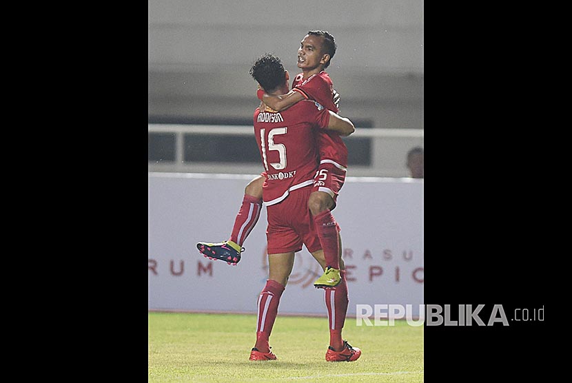 Winger Persija Jakarta Riko Simanjuntak (kanan) merayakan golnya bersama Addison Alves De Oliveira (kiri) usai mencetak gol kegawang Persipura Jayapura dalam laga lanjutan Liga 1 di Stadion Pakansari, Bogor, Jumat (25/5).