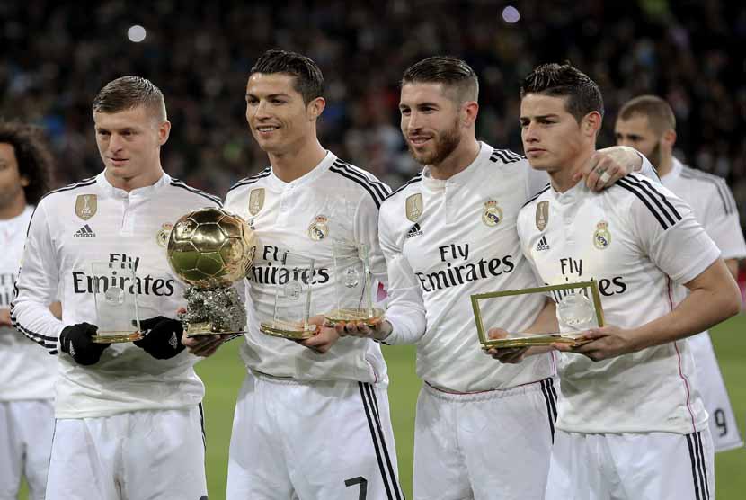 Winger Real Madrid, Cristiano Ronaldo (dua kiri), memperlihatkan trofi Ballon d'Or 2014 sebelum menghadapi Atletico Madrid di leg kedua babak 16 besar Copa del Rey di Santiago Bernabeu, Madrid, Kamis (15/1). 