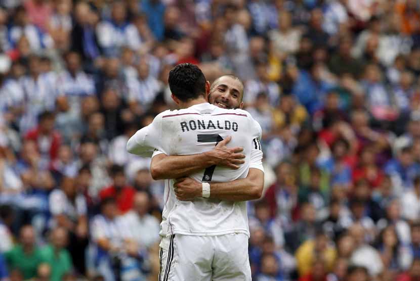 Winger Real Madrid, Cristiano Ronaldo (kiri), merayakan golnya bersama rekan setimnya, Karim Benzema, saat menghadapi Deportivo La Coruna di laga La Liga Spanyol di Stadion Riazor, Coruna, Sabtu (20/9). 