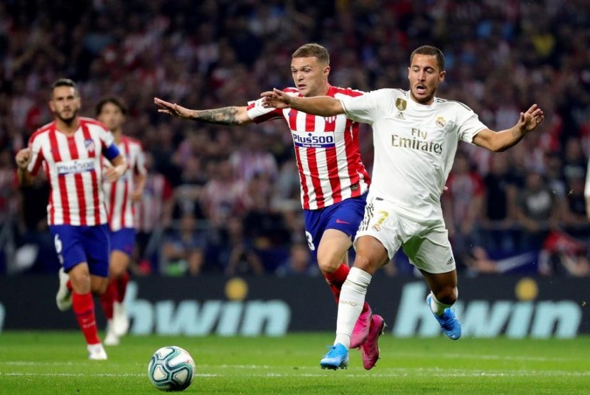 Winger Real Madrid Eden Hazard (kanan) mendapatkan penjagaan ketat dari gelandang Atletico Madrid Kieran Trippier.