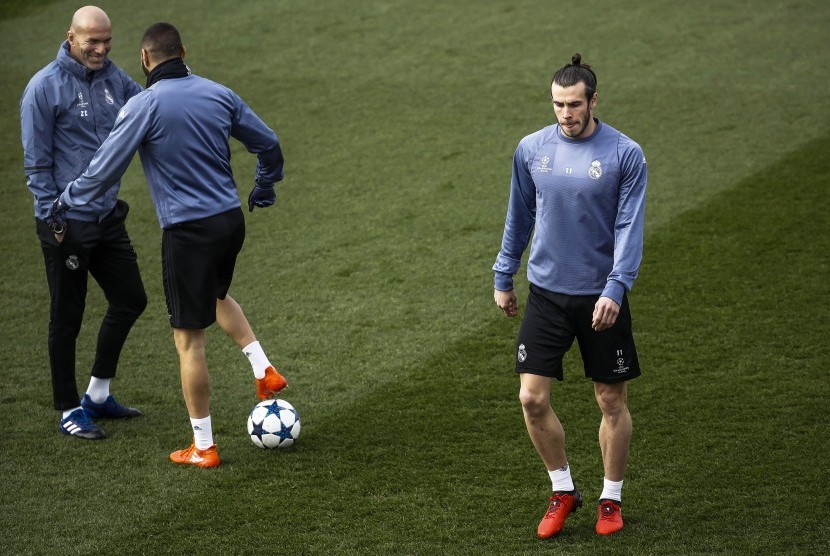 Winger Real Madrid, Gareth Bale (kanan) telah ikut berlatih bersama tim di Valdebebas, Selasa (14/2). Bale kemungkinan akan dimainkan lawan Espanyol malam ini.