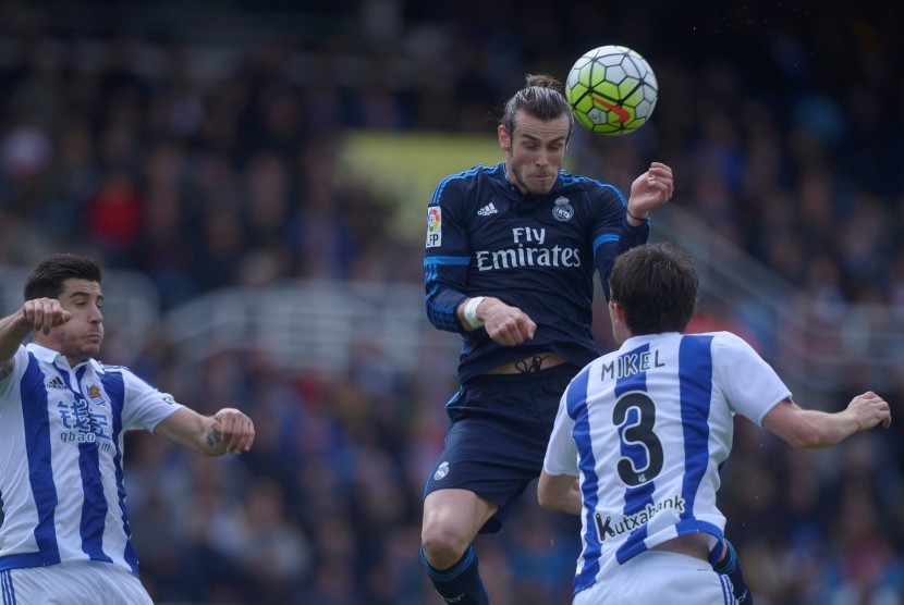 Winger Real Madrid Gareth Bale menanduk bola.