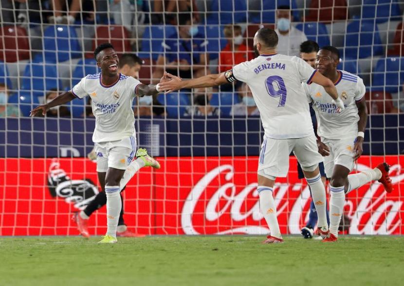 Winger Real Madrid Vinicius Junior (kiri) berselebrasi setelah mencetak gol ke gawang Levante. Gol Vinicius menghindarkan Madrid dari kekalahan. SKor akhir 3-3.