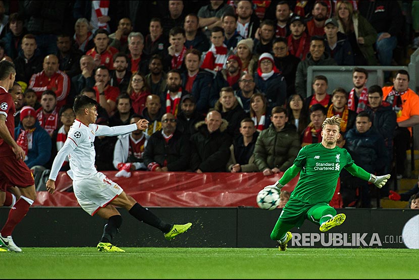 Winger Sevilla Joaquin Correa mencetak gol ke gawang Liverpool pada  pertandingan UEFA Champion League Grup E di London, Kamis (14/9) dini hari.