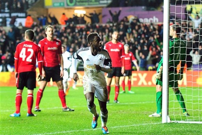 Winger Swansea City Nathan Dyer melakukan selebrasi usai mencetak gol ke gawang Cardiff City.