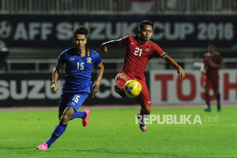 Winger Tim Indonesia Andik Vermansyah mendribling bola pada leg pertama Final Piala AFF 2016 melawan Tim Thailand