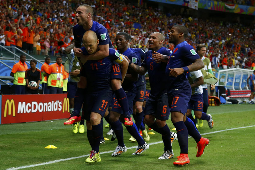 Winger Timnas Belanda, Arjen Robben, melakukan selebrasi bersama rekan setimnya usai menjebol gawang Spanyol dalam laga Grup B Piala Dunia 2014 di Arena Fonte Nova, Salvador, Jumat (13/6). 