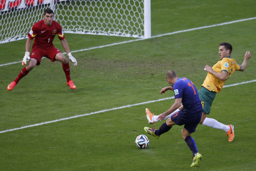 Winger Timnas Belanda, Arjen Robben, melepaskan tembakan menjebol gawang Australia di laga Grup B Piala Dunia 2014 di Stadion Beira Rio, Porto Alegre, Rabu (18/6). 