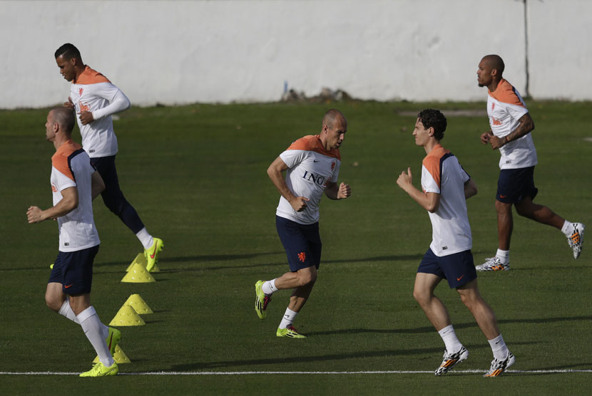 Winger Timnas Belanda, Arjen Robben (tengah), bersama rekan setimnya menggelar latihan di Rio de Janeiro, Brasil, Jumat (6/6). 