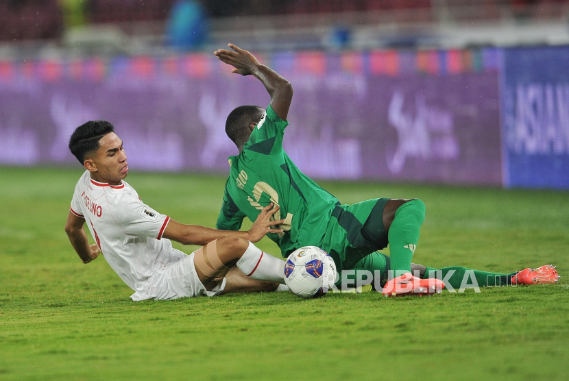 Winger timnas Marselino Ferdinan berebut bola dengan pemain Arab Saudi pada pertandingan keenam Grup C Babak Ketiga Kualifikasi Piala Dunia 2026 Zona Asia di Stadion Utama Gelora Bung Karno (SUGBK), Senayan, Jakarta, Selasa (19/11/2024) malam. Marselino mencetak gol pertama Indonesia ke gawang Arab Saudi.