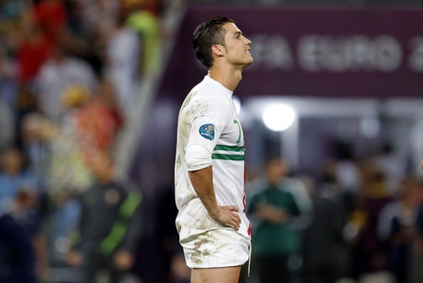 Winger timnas Portugal, Cristiano Ronaldo, tak mampu sembunyikan kekecewaannya setelah kalah adu penalti dari Spanyol di semifinal Piala Eropa 2012. 