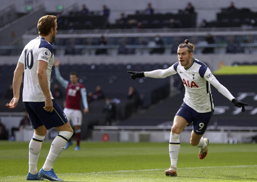 Winger Tottenham Hotspur Gareth Bale (kanan) merayakan golnya ke gawang Burnley.