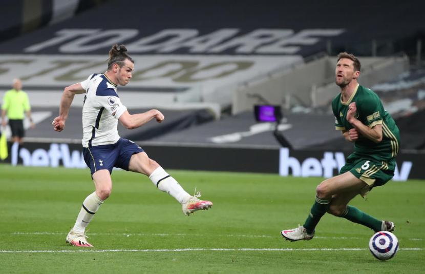 Winger Tottenham Hotspur Gareth Bale (kiri) mencetak gol ke gawang Sheffield United.